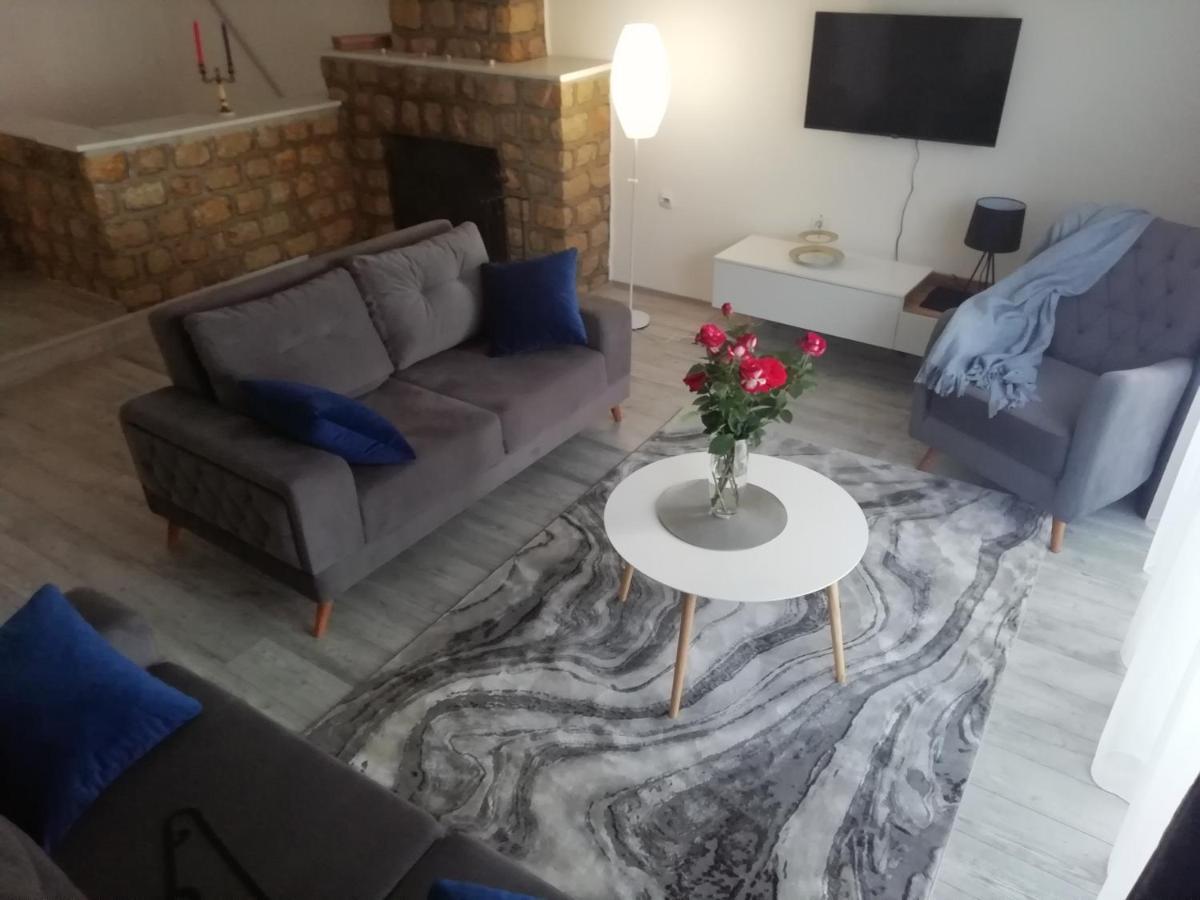 Fenix Apartment & Rooms Vinci Esterno foto