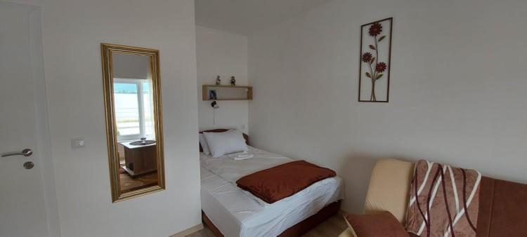 Fenix Apartment & Rooms Vinci Esterno foto