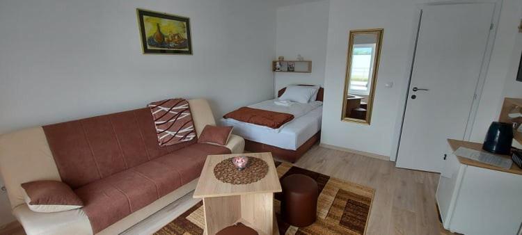 Fenix Apartment & Rooms Vinci Esterno foto